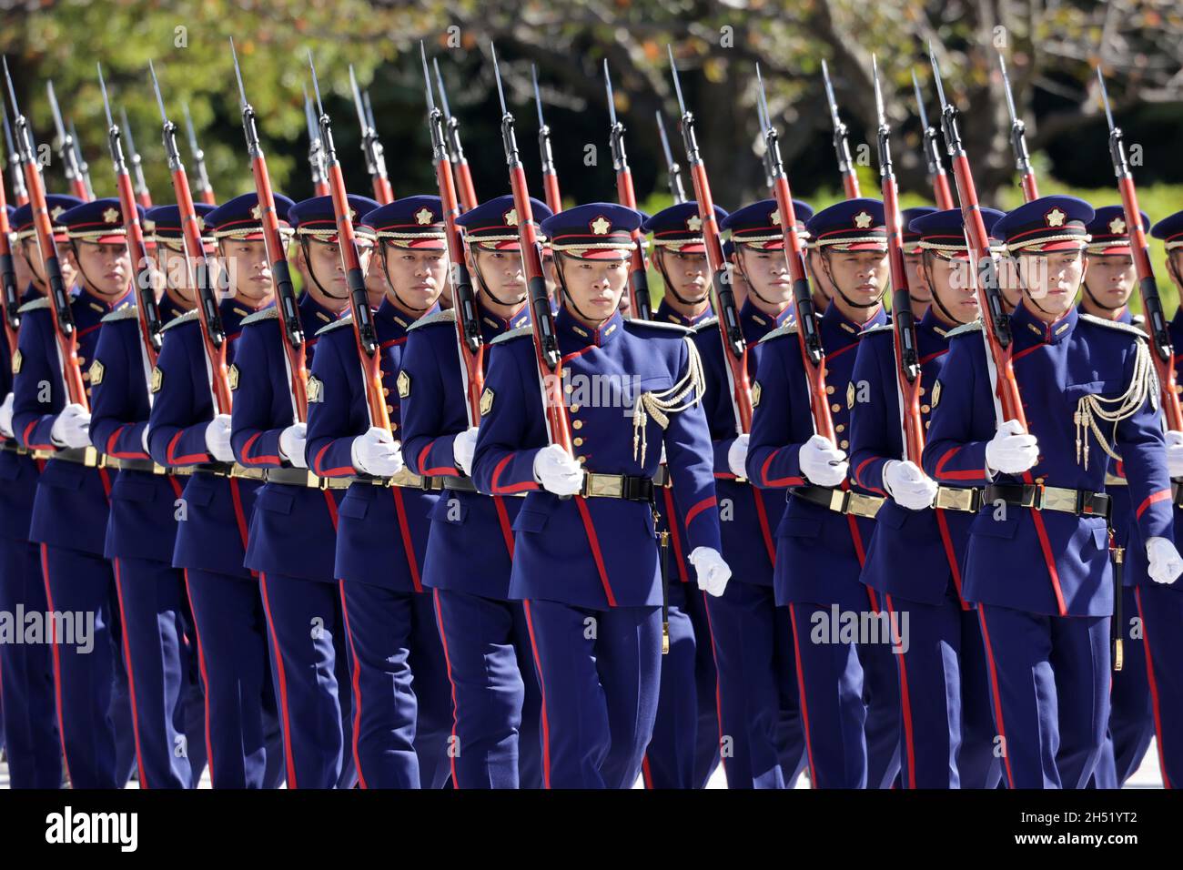 Tokyo, Japon.5 novembre 2021.Les gardiens d'honneur japonais défilent au ministère de la Défense à Tokyo le vendredi 5 novembre 2021.L'inspecteur général des forces armées allemandes, Eberhard Zorn, a inspecté les gardes d'honneur japonais au ministère de la Défense.Credit: Yoshio Tsunoda/AFLO/Alay Live News Banque D'Images