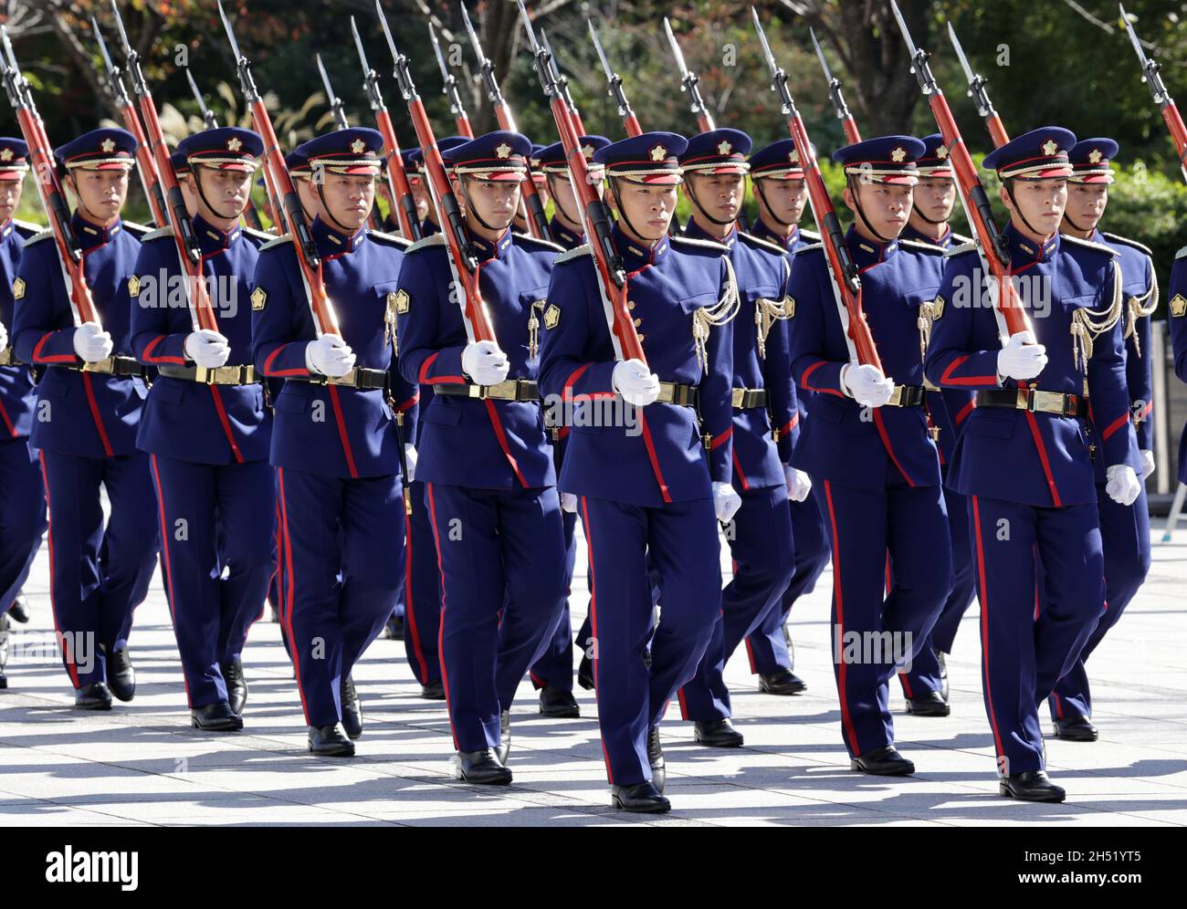 Tokyo, Japon.5 novembre 2021.Les gardiens d'honneur japonais défilent au ministère de la Défense à Tokyo le vendredi 5 novembre 2021.L'inspecteur général des forces armées allemandes, Eberhard Zorn, a inspecté les gardes d'honneur japonais au ministère de la Défense.Credit: Yoshio Tsunoda/AFLO/Alay Live News Banque D'Images