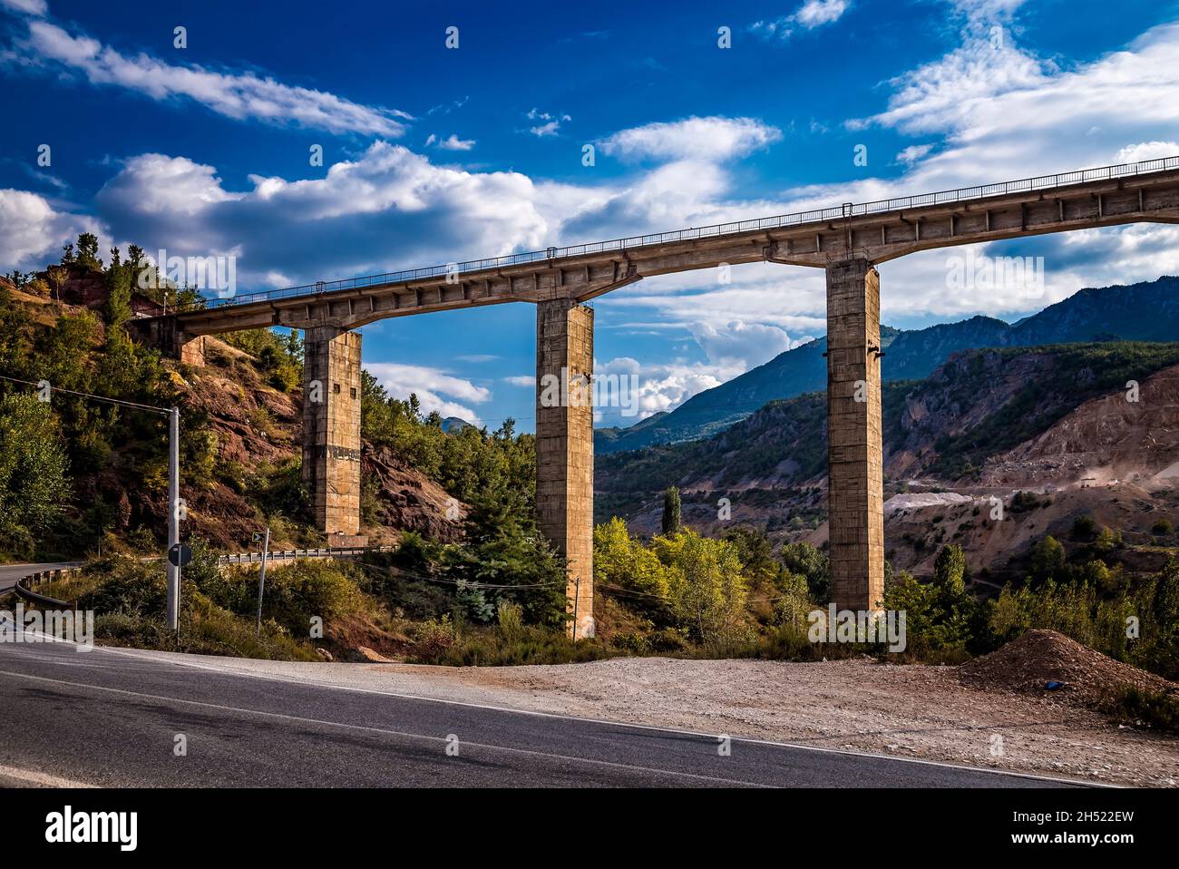 Magnifique pont de chemin de fer abandonné sur le chemin de fer d'Elbasan à Pogradec, au nord de l'Albanie.Cette partie du chemin de fer est fermée et abandonnée. Banque D'Images