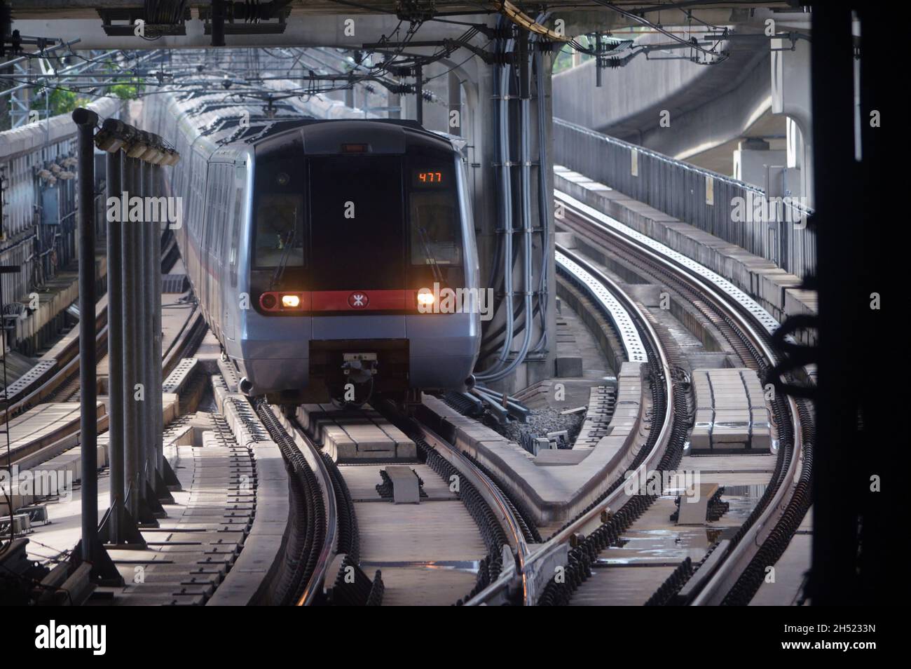 Hyundai Rotem EMU à un croisement ferroviaire à l'ouest de la gare de Tsing Yi, faisant partie de la ligne Tung Chung et de l'aéroport Express du réseau de métro MTR de Hong Kong Banque D'Images