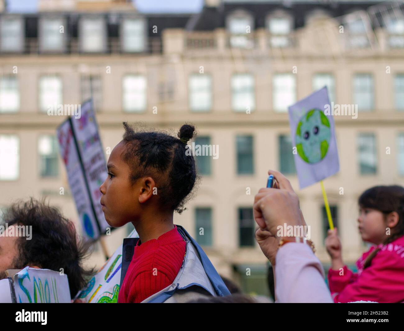 Glasgow, Royaume-Uni.05ème novembre 2021.Une jeune fille écoute un orateur sur la scène.Le 6 e jour de la Conférence des Nations Unies sur les changements climatiques (26e Conférence des Parties (COP26)), les vendredis pour l'Écosse future et d'autres groupes d'activistes sur les changements climatiques défilant dans les rues du centre-ville de Glasgow, pour organiser un rassemblement sur la place George.(Photo par Iain McGuinness/SOPA Images/Sipa USA) Credit: SIPA USA/Alay Live News Banque D'Images