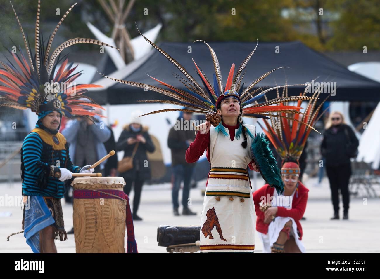 Les danseurs aztèques indigènes au rassemblement de l'héritage indigène, le 4 novembre 2021 à Toronto, Nathan Phillips Square, Canada Banque D'Images