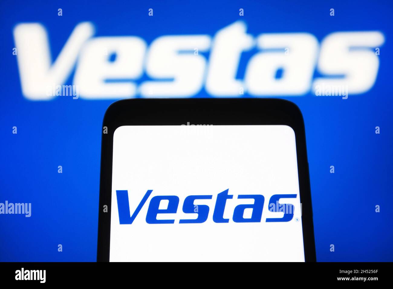 Ukraine.05ème novembre 2021.Dans cette illustration, le logo Vestas Wind  Systems A/S s'affiche sur un smartphone et un écran de pc.Crédit : SOPA  Images Limited/Alamy Live News Photo Stock - Alamy