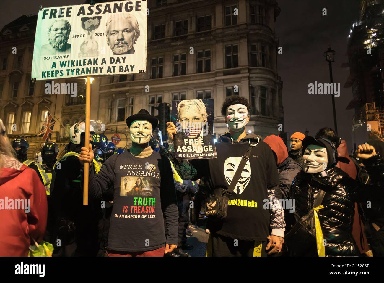 Les manifestants portant les masques anonymes, tiennent un écriteau indiquant « Free Assange.Un wikileak par jour garde la tyrannie à distance'' pendant la célébration annuelle de la nuit Guy Fawkes.la nuit Guy Fawkes est une célébration annuelle à la mémoire de la parcelle Gunpoder, une tentative de brûler le Parlement à Londres le 5 novembre 1605.La manifestation a été organisée par le groupe hacktiviste anti-establishment Anonyme.On voit des manifestants installer des feux d'artifice et des bombes à gaz à l'extérieur du Parlement tout en portant le masque Guy Fawkes.(Photo de Belinda Jiao / SOPA Images/Sipa USA) Banque D'Images