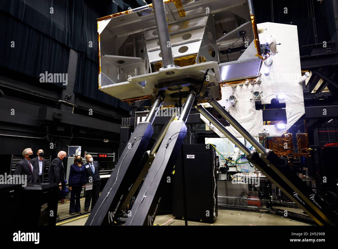 Greenbelt, États-Unis.05ème novembre 2021.Le vice-président américain Kamala Harris visite le Centre de vol spatial Goddard de la National Aeronautics and Space Administration (NASA) à Greenbelt, Maryland, le vendredi 5 novembre 2021.Harris a annoncé que la réunion inaugurale du Conseil spatial national de l'administration Biden se tiendra le 1er décembre.Photo par Ting Shen/UPI crédit: UPI/Alay Live News Banque D'Images