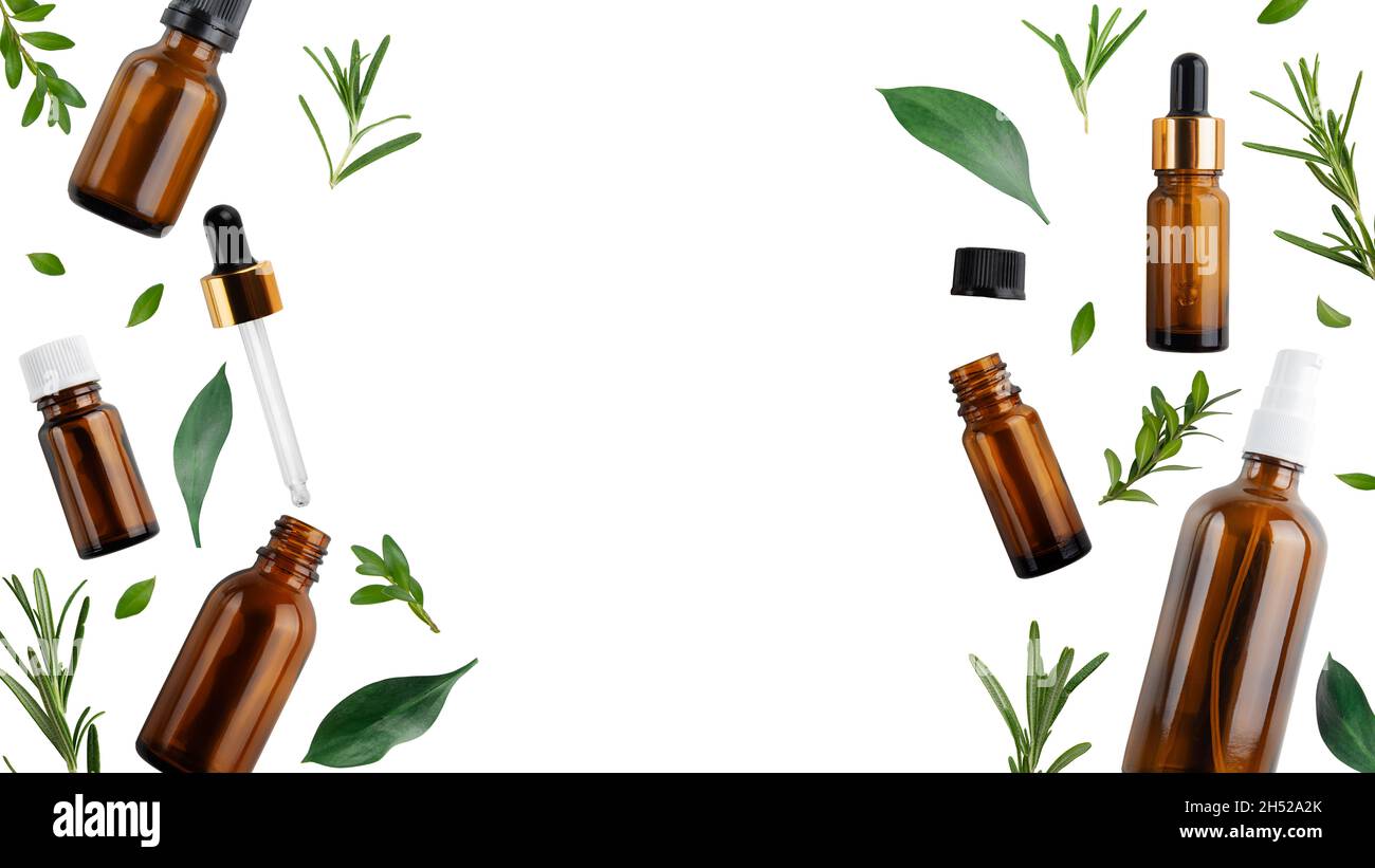 Flacons compte-gouttes et pulvérisateurs avec huile et herbes isolées sur fond blanc, plan d'affichage plat avec espace de copie.Concept de cosmétiques à base de plantes Banque D'Images