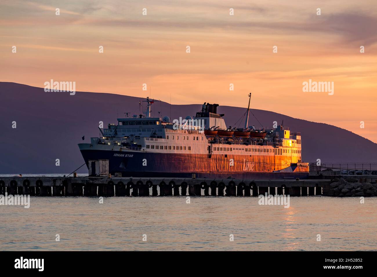 Vlore, Albanie - 21 mai 2021 : navire Ionian Star qui opère sur la route Vlore Albanie - Brindizi Italie sur fond de coucher de soleil à Vlore Banque D'Images