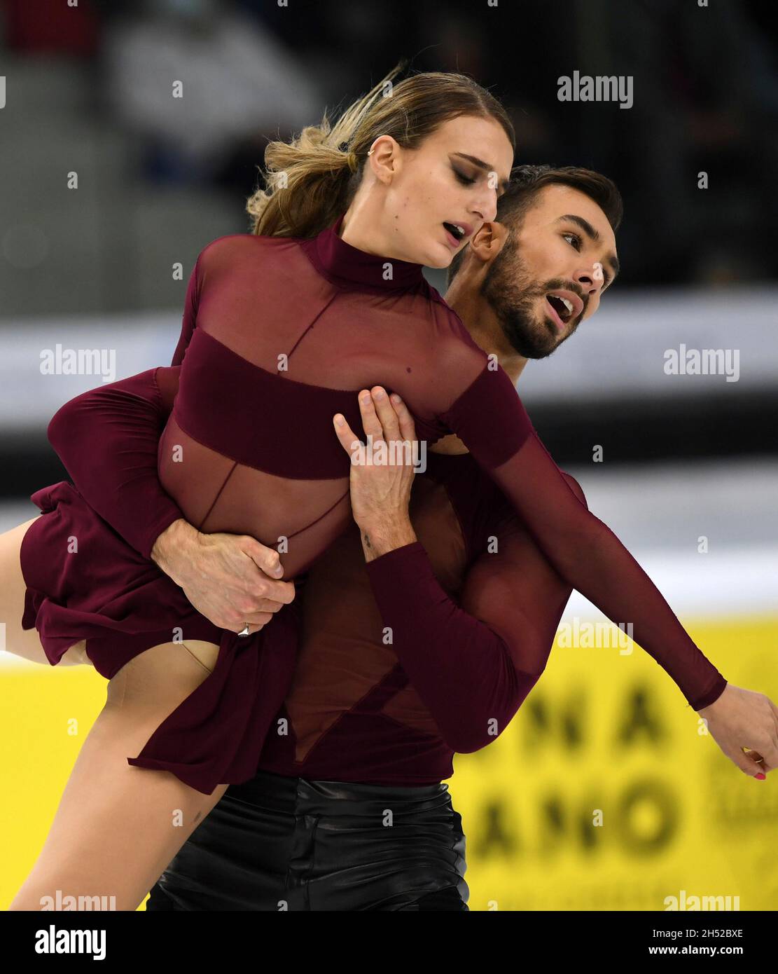 Turin, Italie.5 novembre 2021.Gabriella Papadakis (L) et Guillaume Cizeron de France concourent lors de la danse sur glace Rhythm Dance au Grand Prix de patinage artistique de l'Union internationale de patinage (UIP) à Turin (Italie), le 5 novembre 2021.Credit: Jin Mamengni/Xinhua/Alamy Live News Banque D'Images