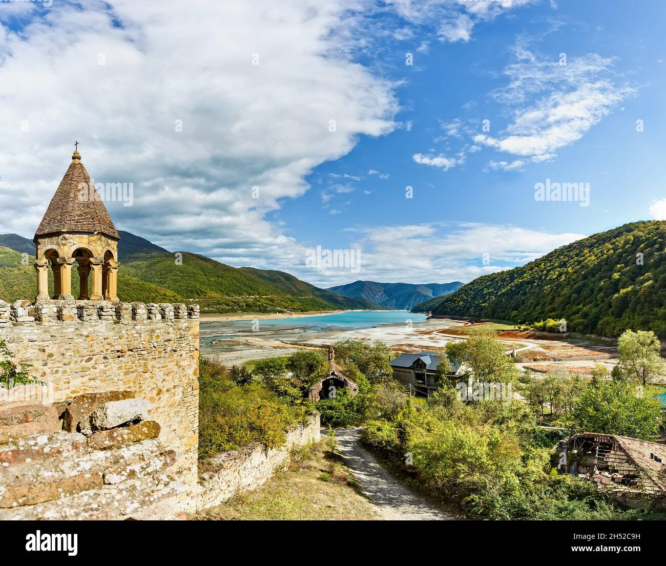 Ananuri est un complexe de châteaux situé sur la rivière Aragvi en Géorgie, à environ 72 kilomètres de Tbilissi. Banque D'Images