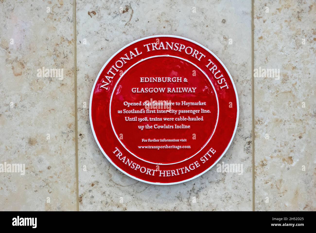 Plaque à la gare de Queen Street Glasgow Écosse Royaume-Uni pour célébrer le patrimoine de transport de Glasgow Queen Street a ouvert en 1842 à Haymarket. Banque D'Images