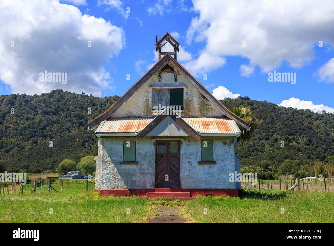 L’ancienne église commémorative des soldats d’Omaio (1926), située dans la minuscule colonie d’Omaio, dans la baie orientale de Plenty, en Nouvelle-Zélande Banque D'Images