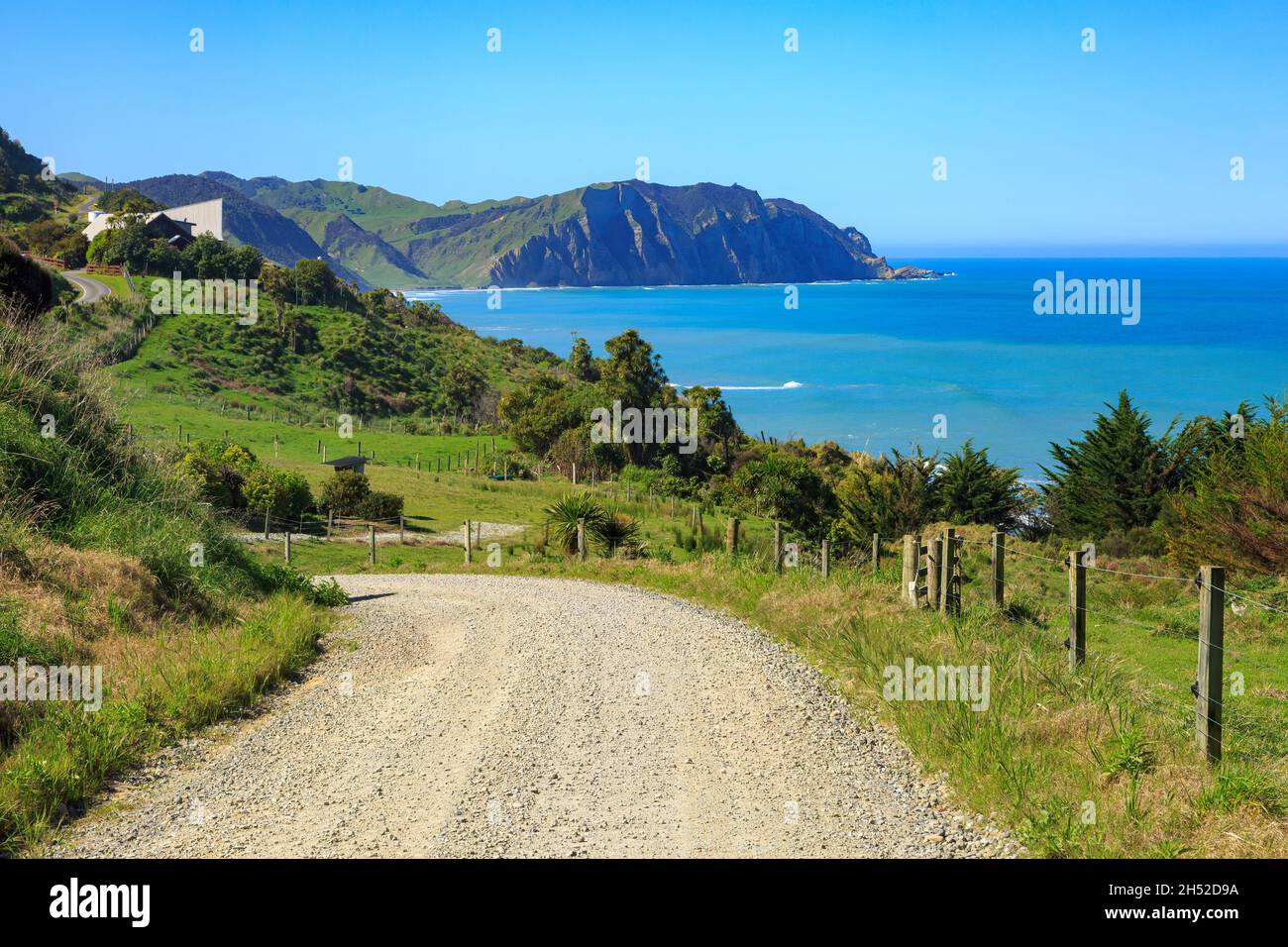 Une route de gravier jusqu'à Waihau Beach dans la pittoresque région du Cap-est en Nouvelle-Zélande Banque D'Images