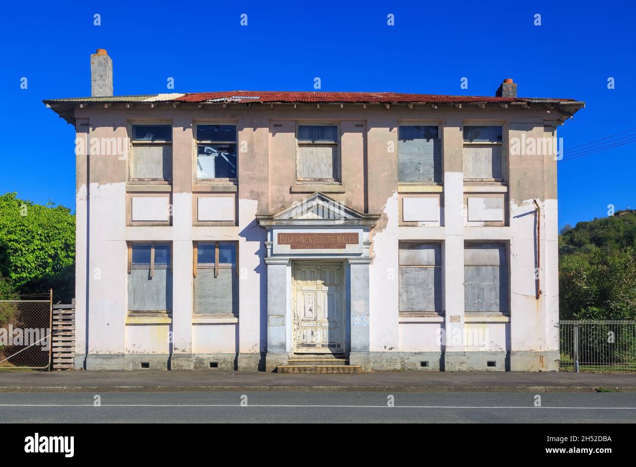 Le bâtiment abandonné de la Banque de Nouvelle-Galles du Sud, dans la baie de Tokomaru, en Nouvelle-Zélande, a été construit au début du XXe siècle, alors que ce port était important Banque D'Images