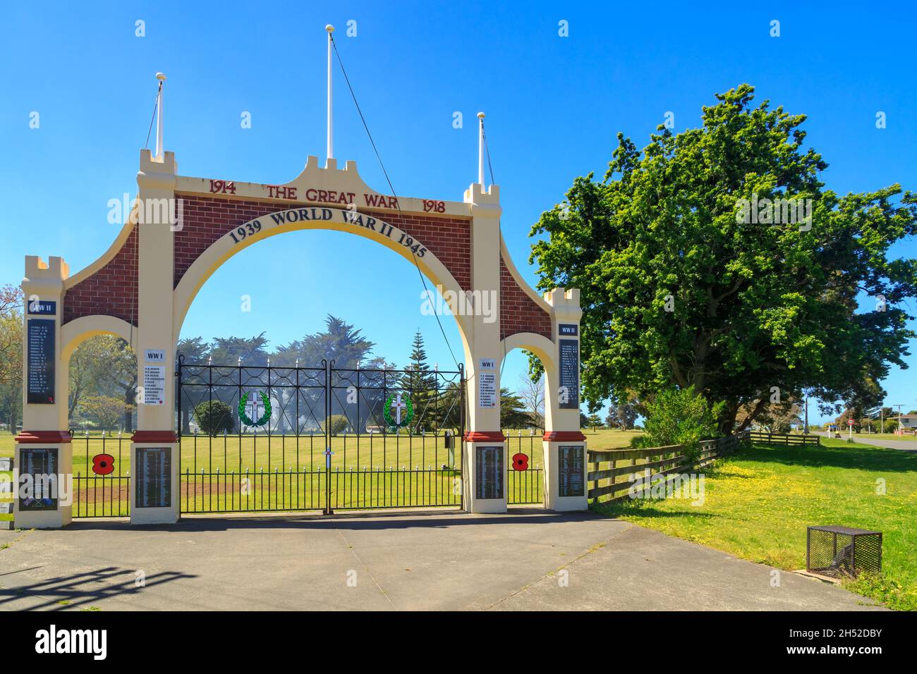 L'arcade du mémorial de guerre à l'entrée d'un parc dans la baie de Tolaga, en Nouvelle-Zélande Banque D'Images