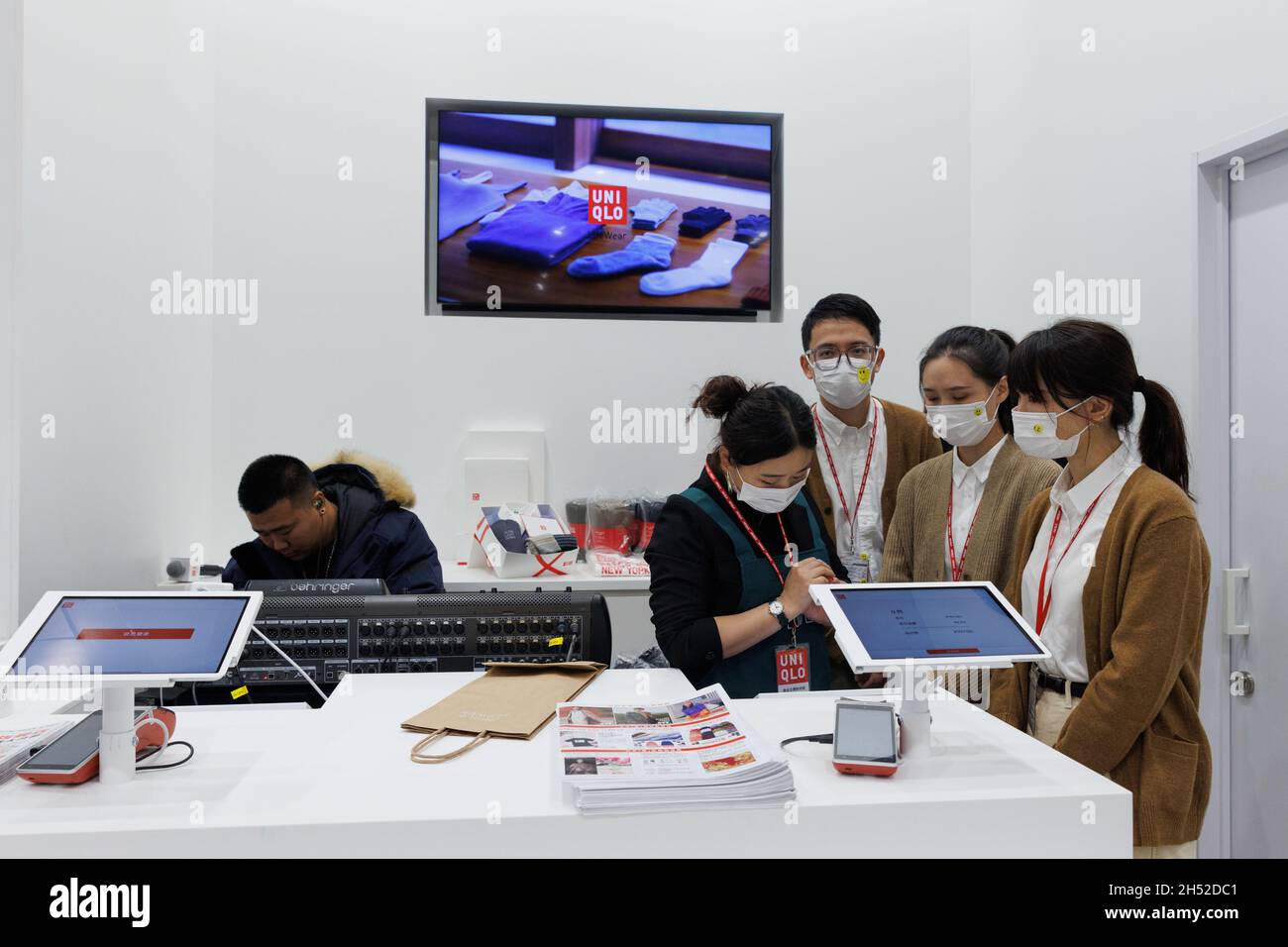 Uniqlo staff Banque de photographies et d'images à haute résolution - Alamy