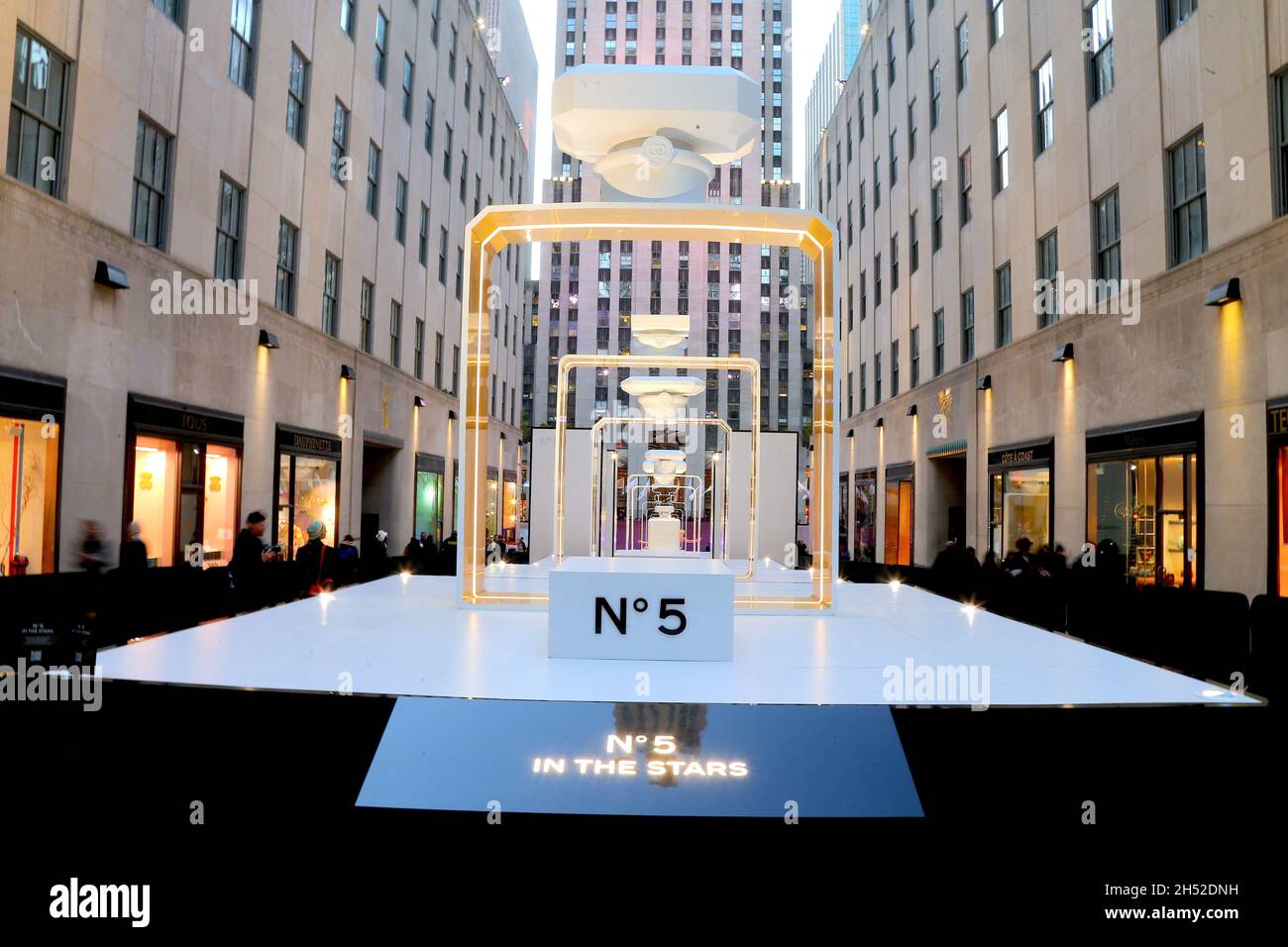 New York, États-Unis.05ème novembre 2021.Chanel célèbre le 5 novembre 2021 le 100e anniversaire de la fragrance numero 5 au Rockefeller Center de New York.Photo de Charles Guerin/ABACAPRESS.COM crédit: Abaca Press/Alay Live News Banque D'Images