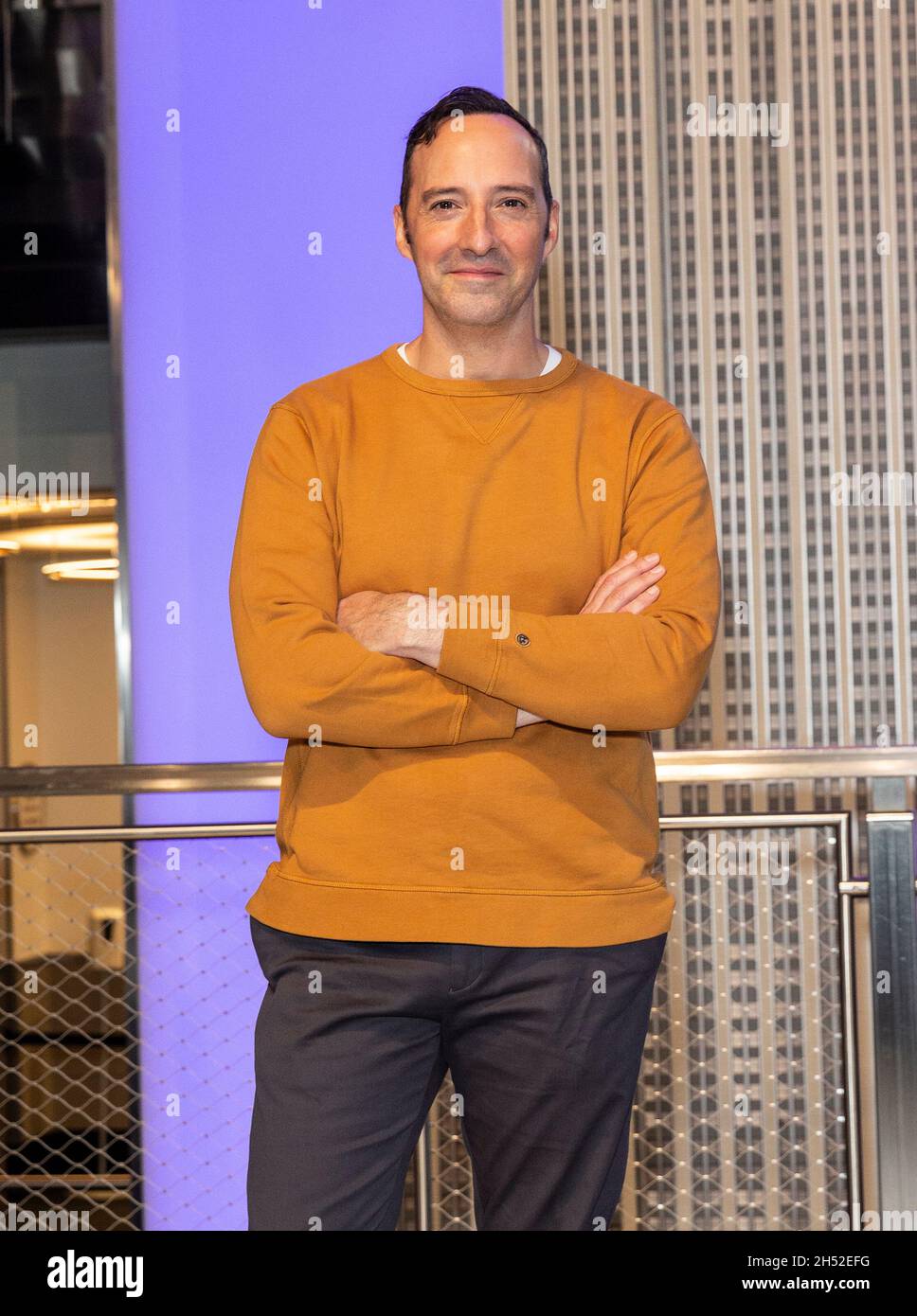New York, États-Unis.05ème novembre 2021.L'acteur Tony Hale participe à l'Empire State Building où se tient la troupe du film Clifford The Big Red Dog.ESB sera allumé en rouge pour célébrer la sortie du film.ESB honorait l'amitié entre les animaux et les humains en éclairant les travailleurs des abris pour animaux avec ses partenaires Scholastic et Best Friends Animal Society.(Photo de Lev Radin/Pacific Press) crédit: Pacific Press Media production Corp./Alay Live News Banque D'Images