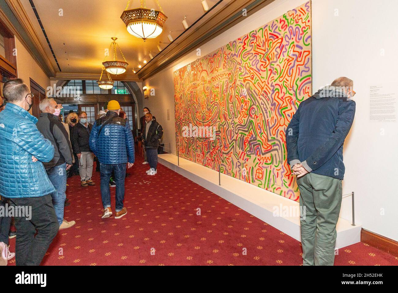 New York, États-Unis.05ème novembre 2021.Les gens assistent à une exposition spéciale du mur de Fiorucci par l'artiste de graffiti Angel Ortiz aka LA II avec Keith Haring photos exposées au centre-ville.Le dévoilement du mur Fiorucci a été réalisé en conjonction avec une exposition de photographies de l'artiste Keith Haring par Jeannette Montgomery Barron tourné en 1985.Angel Ortiz a collaboré avec Haring à la production de graffiti Art. (Photo de Lev Radin/Pacific Press) Credit: Pacific Press Media production Corp./Alay Live News Banque D'Images