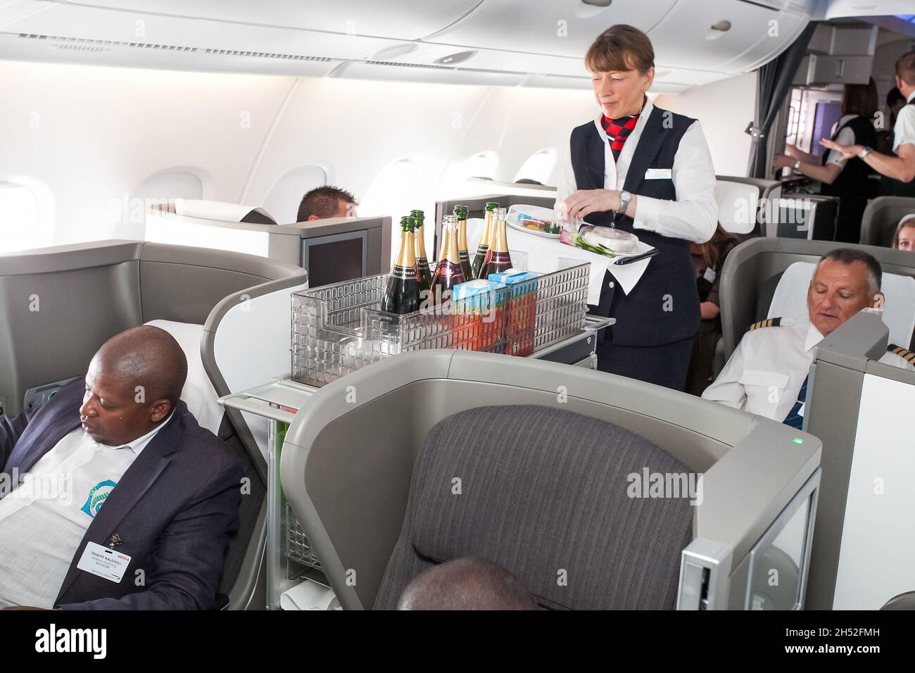 JOHANNESBURG, AFRIQUE DU SUD - 13 août 2021 : l'équipage de cabine à bord d'un avion A380 de British Airways à Johannesburg, Afrique du Sud Banque D'Images