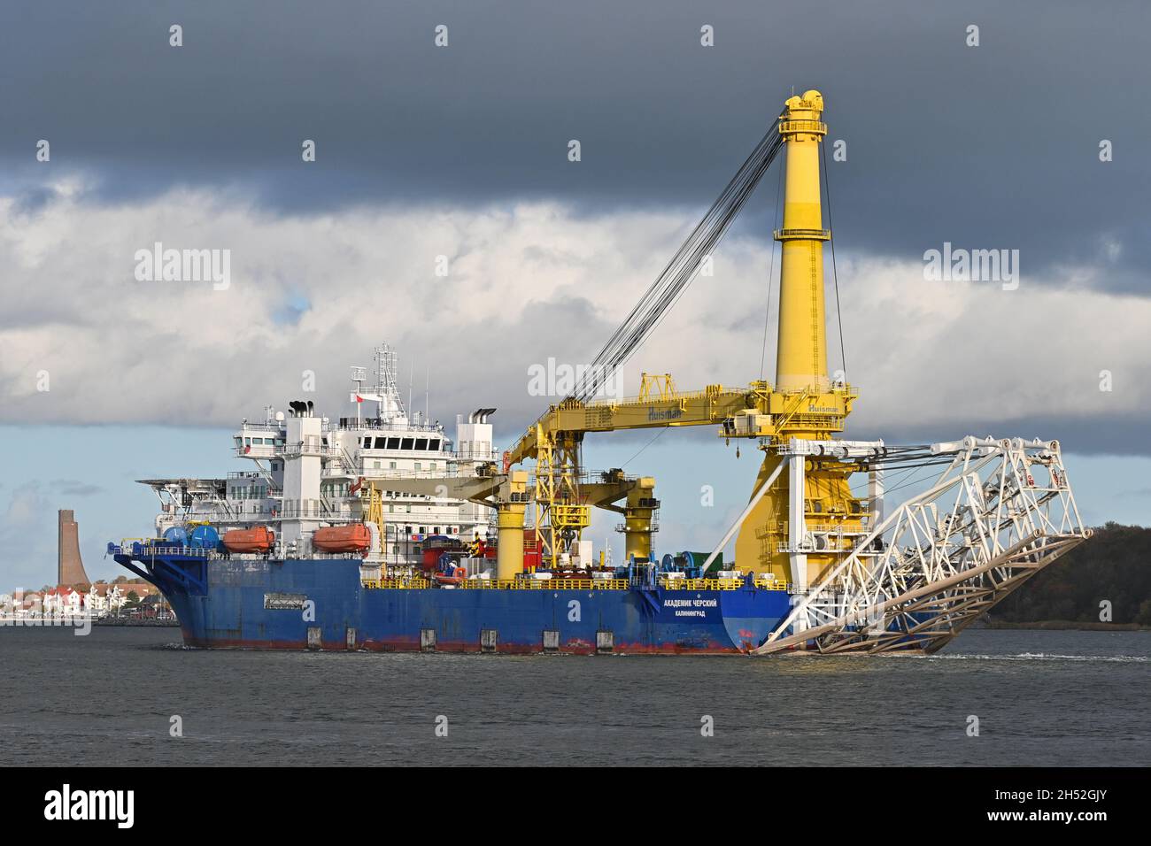 Pipe-Layser AKADEMIK CHERSKIY sortant du port de Kiel. Banque D'Images