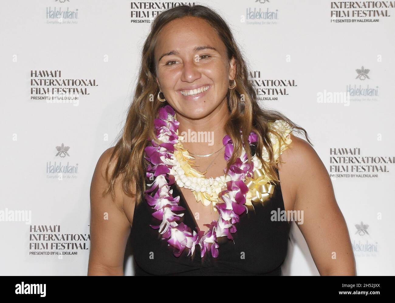 Le champion olympique surfer Carissa Moore arrive au 41e Festival du film international de Hawai'i - PROJECTION de la première mondiale DE WATERMAN qui a eu lieu au Bishop Museum à Honolulu, HI, le vendredi 5 novembre 2021.(Photo de la Sathanlee B. Mirador/Sipa USA) Banque D'Images