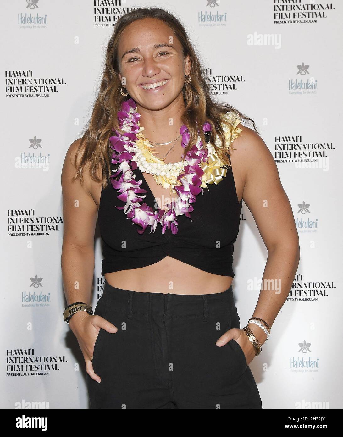 Le champion olympique surfer Carissa Moore arrive au 41e Festival du film international de Hawai'i - PROJECTION de la première mondiale DE WATERMAN qui a eu lieu au Bishop Museum à Honolulu, HI, le vendredi 5 novembre 2021.(Photo de la Sathanlee B. Mirador/Sipa USA) Banque D'Images
