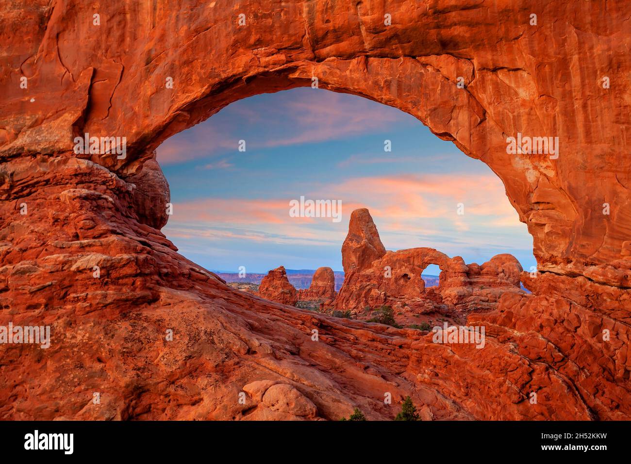 Arche de la tourelle à travers la fenêtre nord au parc national d'Arches à Moab, Utah, États-Unis Banque D'Images