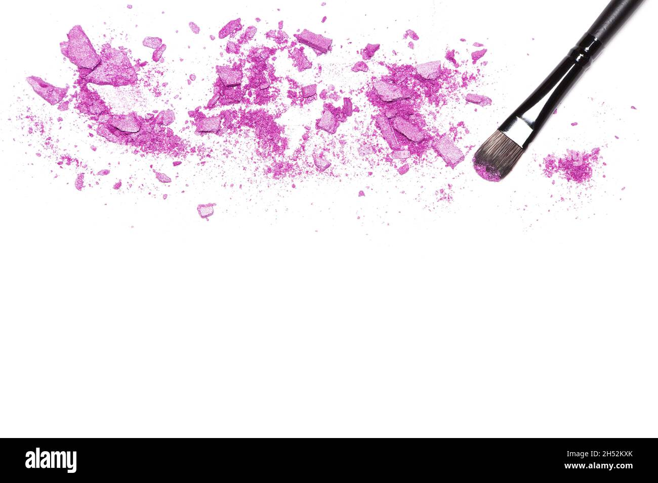 Pinceau à maquillage et ombre à paupières scintillante violette sur blanc avec espace pour le texte.Fond de maquillage Banque D'Images
