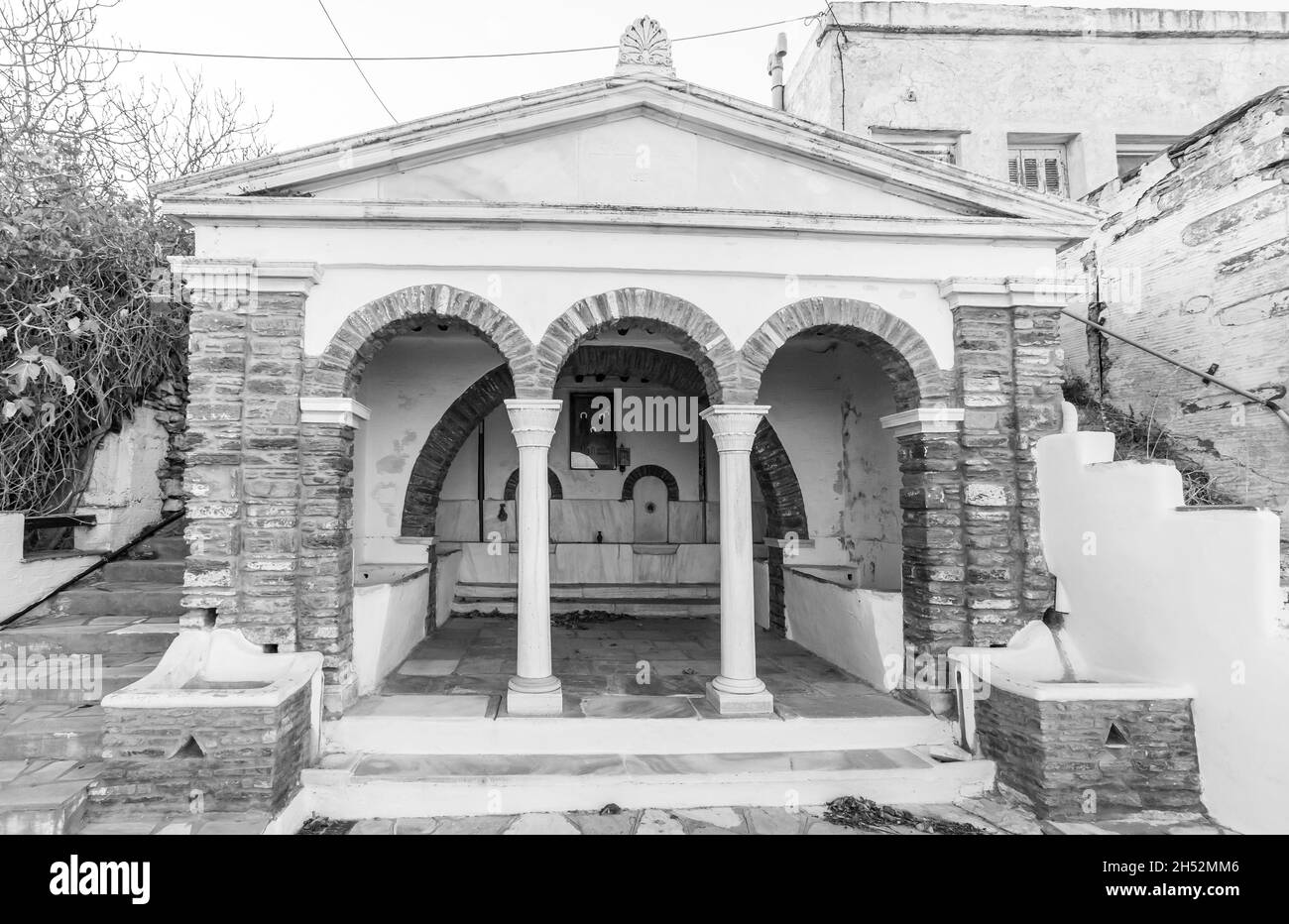 Source naturelle traditionnelle au village d'Arnados, Tinos, Grèce Banque D'Images