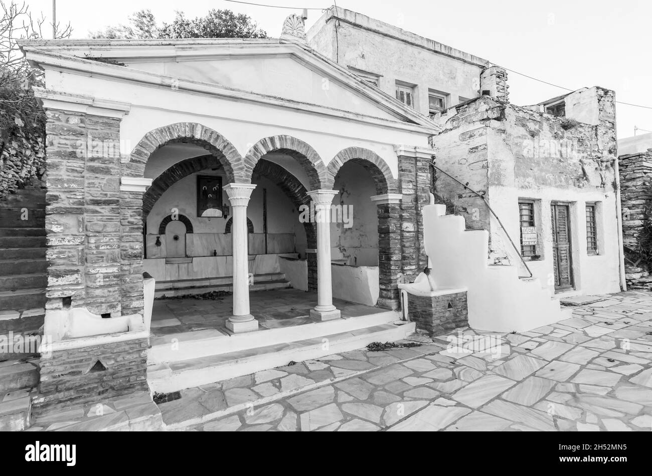 Source naturelle traditionnelle au village d'Arnados, Tinos, Grèce Banque D'Images