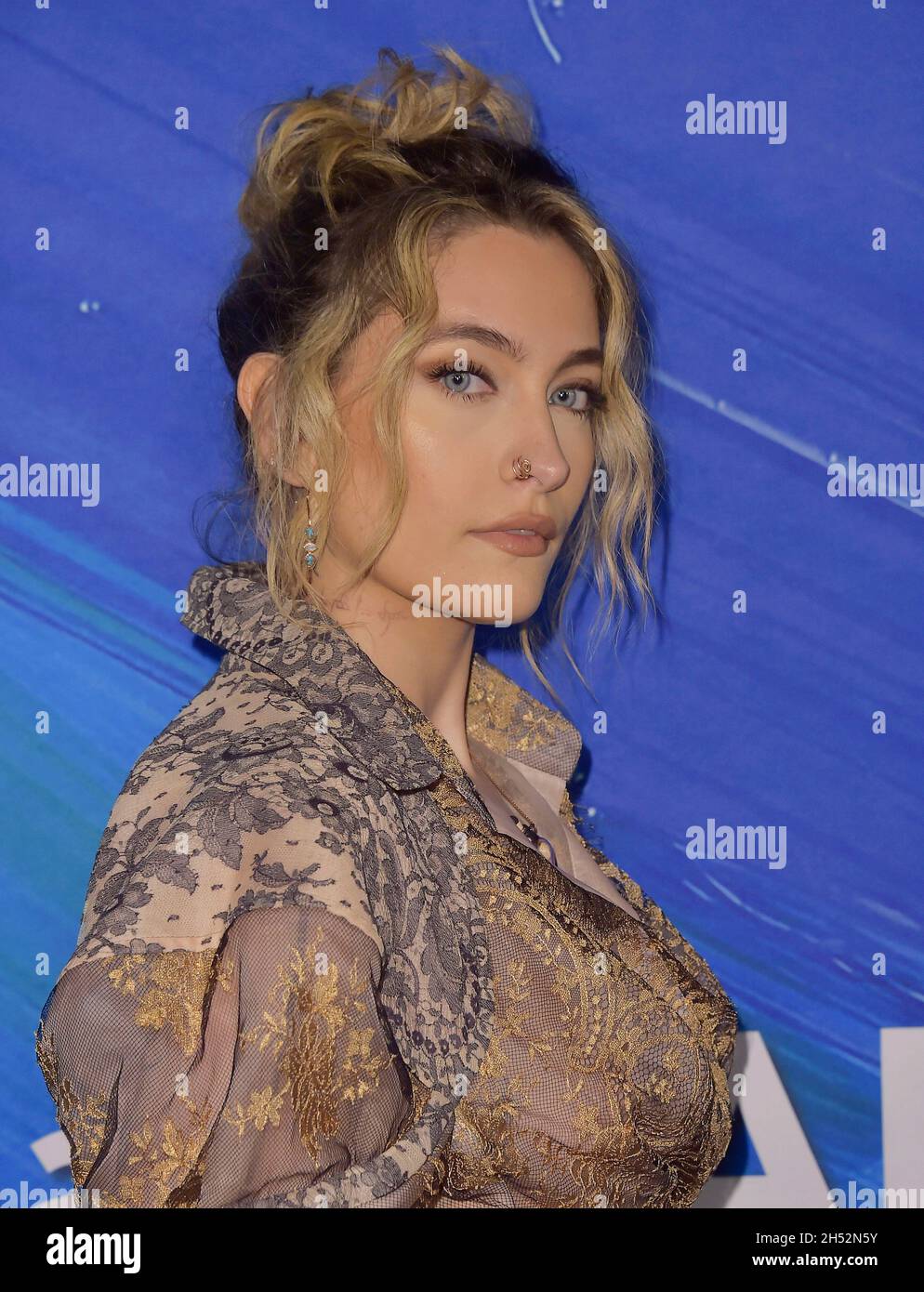 WEST HOLLYWOOD, CA - 04 NOVEMBRE : Paris Jackson arrive au gala amfAR Los Angeles 2021 au Pacific Design Center le 04 novembre 2021 à West Hollywood, Californie. Banque D'Images