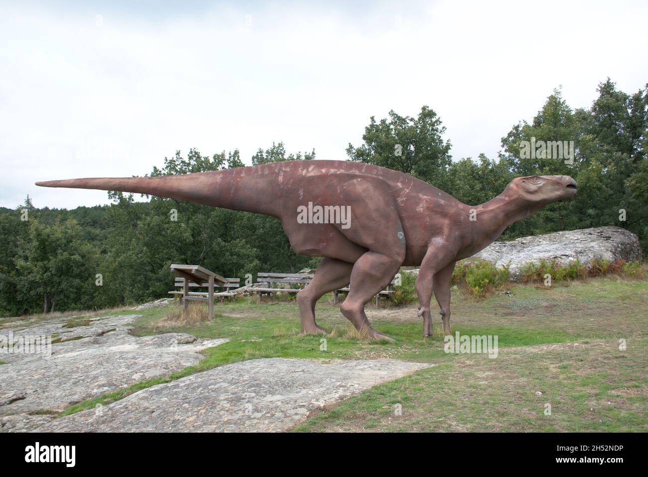 Loisirs d'un iguanodon en fibre de verre de taille réelle.Site des ichnites du Regiel de la Sierra, Burgos, Espagne. Banque D'Images