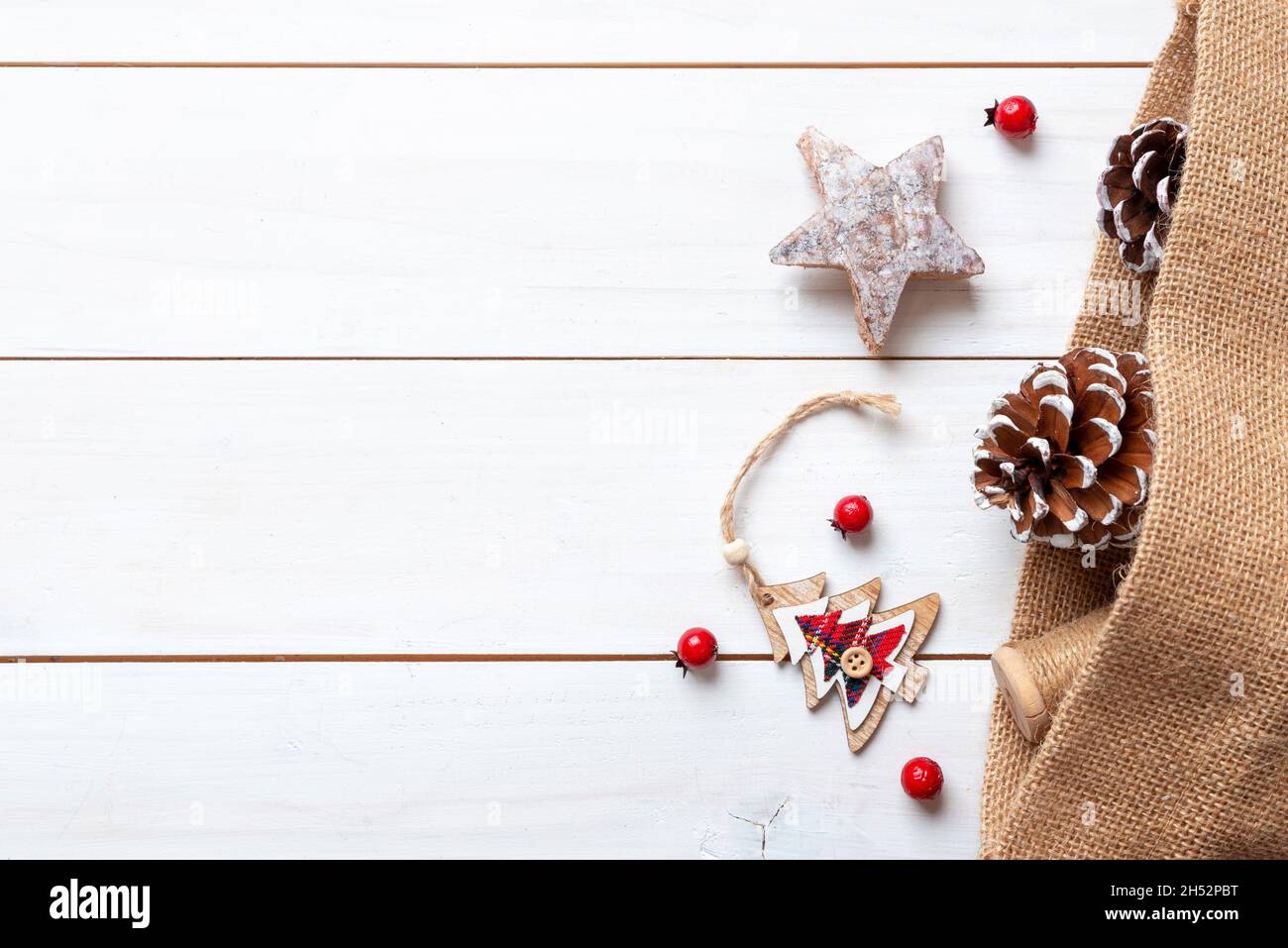 Décorations de Noël du sac rustique sur table en bois blanc.Copier l'espace à côté du texte de message d'accueil.Vue de dessus, composition de la pose à plat Banque D'Images