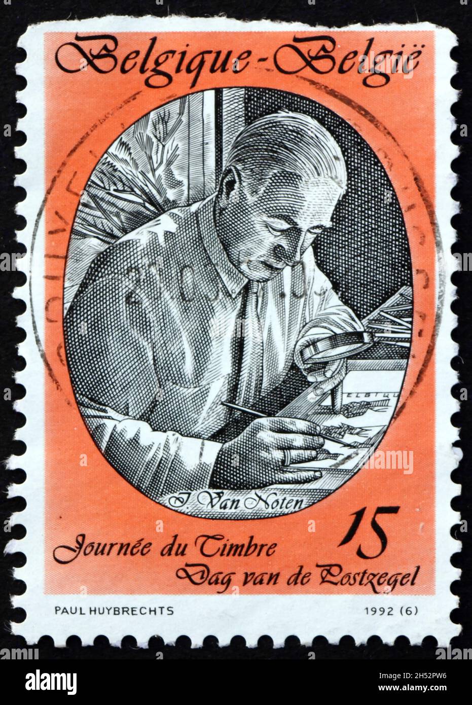 BELGIQUE - VERS 1992 : un timbre imprimé en Belgique montre Jean Van Noten (1903-1982), concepteur de timbres, vers 1992 Banque D'Images