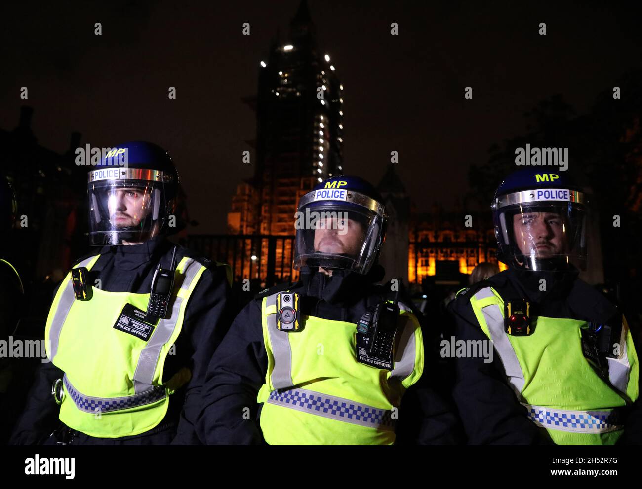 Londres, Royaume-Uni.Vendredi 5 novembre 2021.Des policiers anti-émeutes font face à des manifestants masqués lors de la million Mask March à Trafalgar Square à Londres, en Angleterre.Crédit photo: Isabel Infantes/Alay Live News Banque D'Images