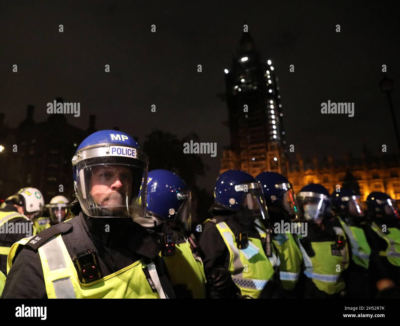 Londres, Royaume-Uni.Vendredi 5 novembre 2021.Des policiers anti-émeutes font face à des manifestants masqués lors de la million Mask March à Trafalgar Square à Londres, en Angleterre.Crédit photo: Isabel Infantes/Alay Live News Banque D'Images