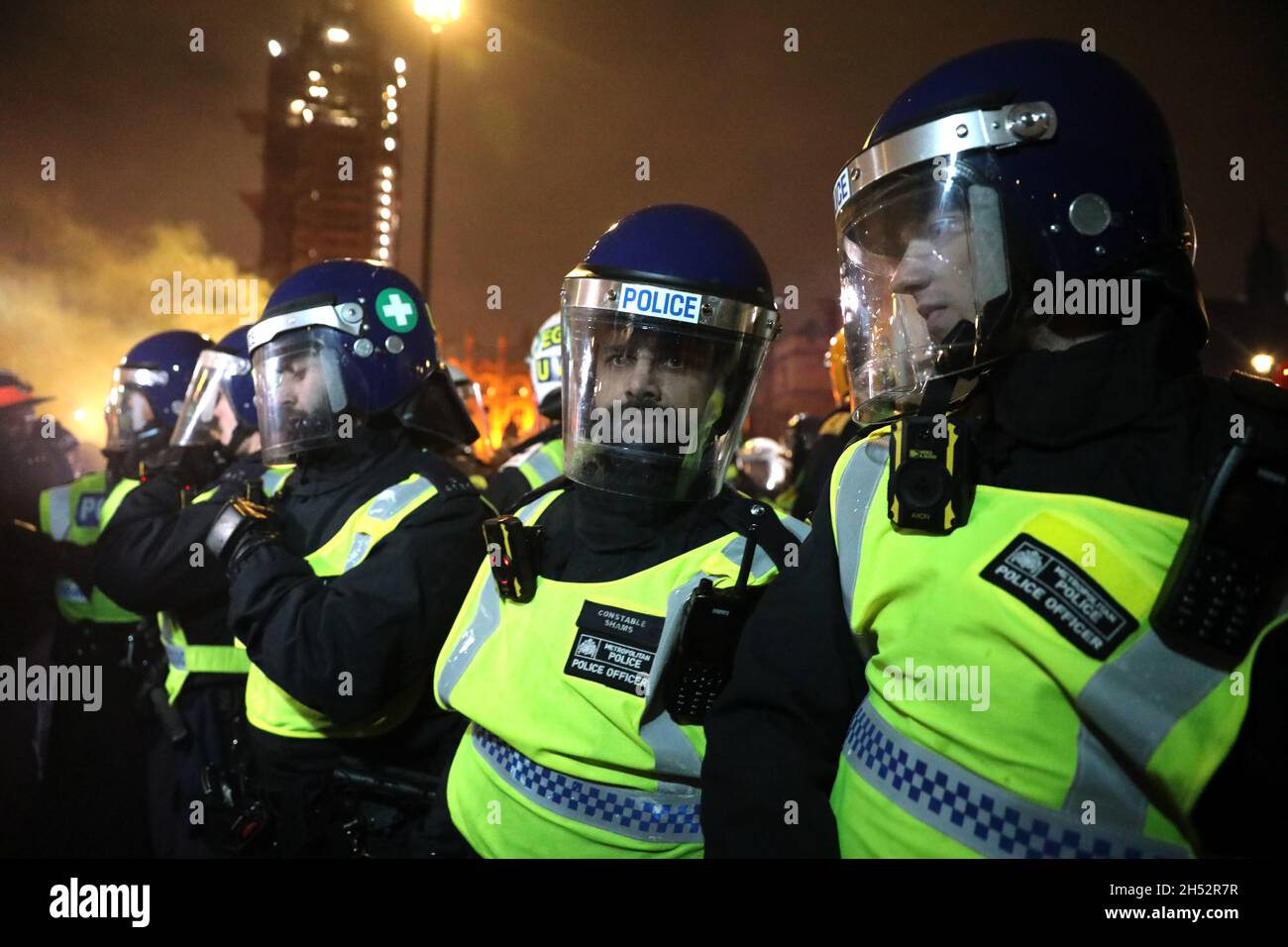 Londres, Royaume-Uni.Vendredi 5 novembre 2021.Des policiers anti-émeutes font face à des manifestants masqués lors de la million Mask March à Trafalgar Square à Londres, en Angleterre.Crédit photo: Isabel Infantes/Alay Live News Banque D'Images