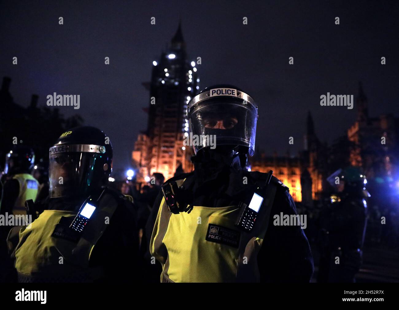 Londres, Royaume-Uni.Vendredi 5 novembre 2021.Des policiers anti-émeutes font face à des manifestants masqués lors de la million Mask March à Trafalgar Square à Londres, en Angleterre.Crédit photo: Isabel Infantes/Alay Live News Banque D'Images