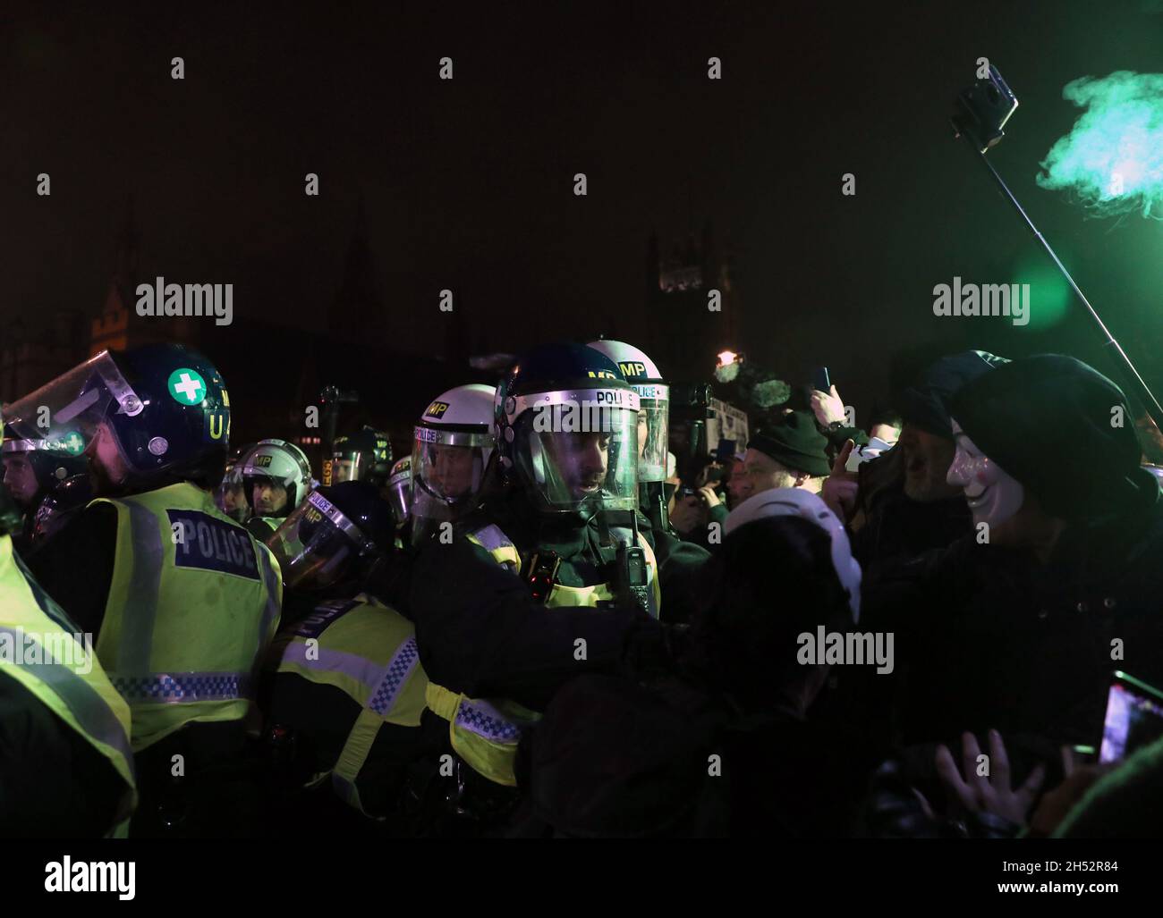 Londres, Royaume-Uni.Vendredi 5 novembre 2021.Des manifestants masqués s'affrontent avec des policiers anti-émeutes lors de la million Mask March à Trafalgar Square à Londres, en Angleterre.Crédit photo: Isabel Infantes/Alay Live News Banque D'Images