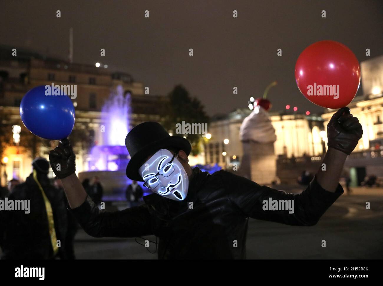 Londres, Royaume-Uni.Vendredi 5 novembre 2021.Un manifestant masqué pendant la marche du million Mask à la place Trafalgar à Londres, en Angleterre.Crédit photo: Isabel Infantes/Alay Live News Banque D'Images