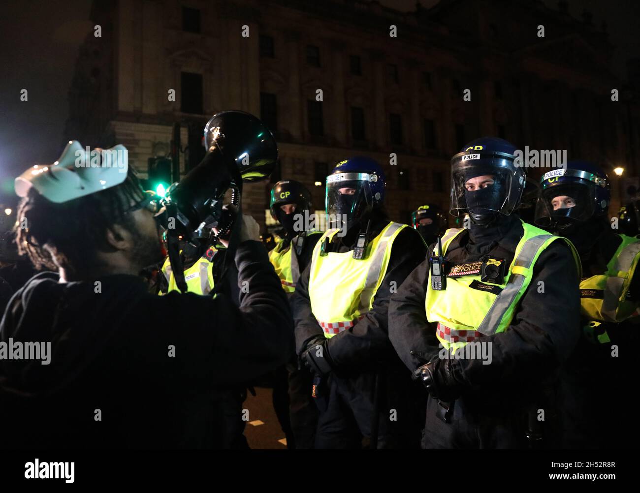 Londres, Royaume-Uni.Vendredi 5 novembre 2021.Des manifestants masqués s'affrontent avec des policiers anti-émeutes lors de la million Mask March à Trafalgar Square à Londres, en Angleterre.Crédit photo: Isabel Infantes/Alay Live News Banque D'Images