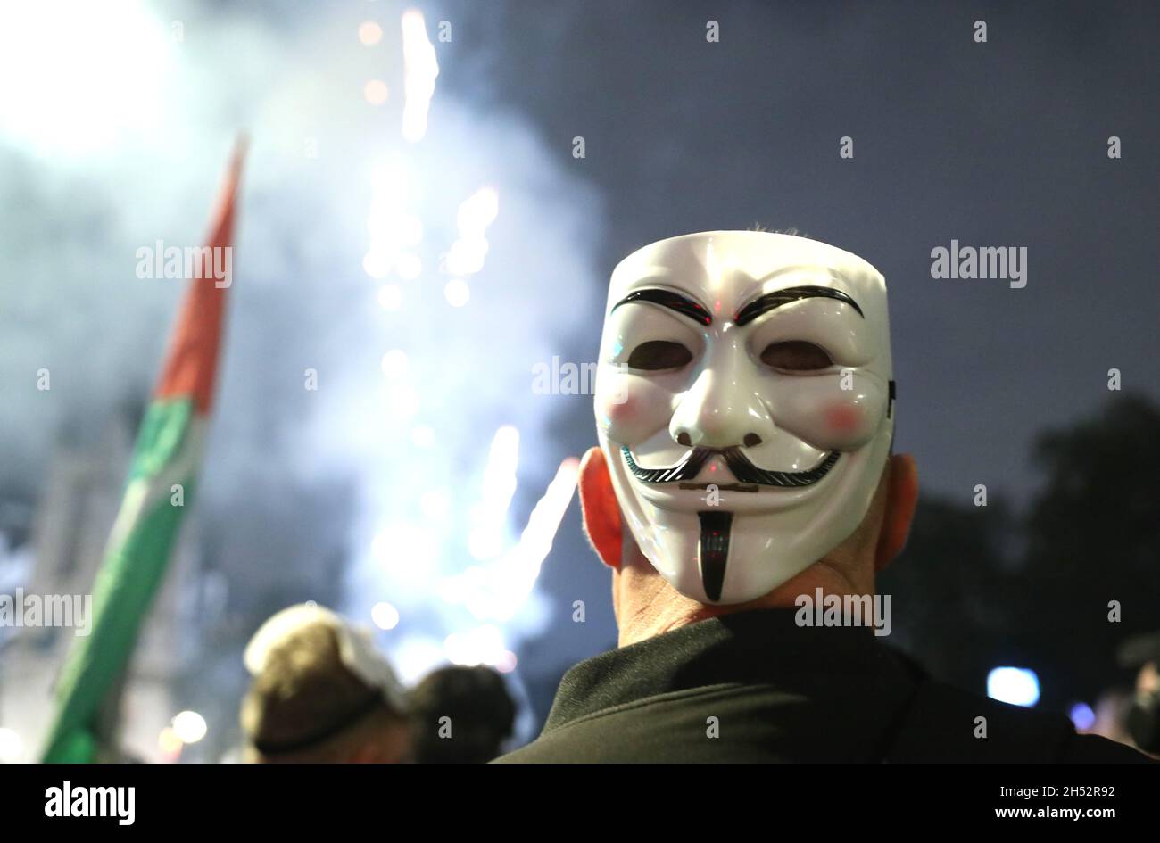 Londres, Royaume-Uni.Vendredi 5 novembre 2021.Des manifestants masqués s'affrontent avec des policiers anti-émeutes lors de la million Mask March à Trafalgar Square à Londres, en Angleterre.Crédit photo: Isabel Infantes/Alay Live News Banque D'Images