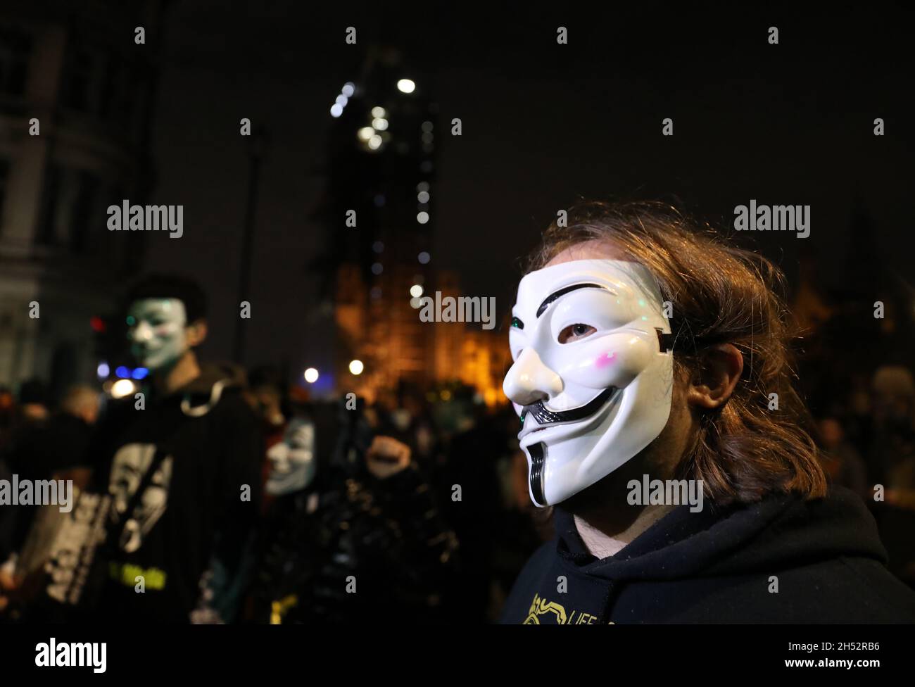Londres, Royaume-Uni.Vendredi 5 novembre 2021.Des manifestants masqués s'affrontent avec des policiers anti-émeute lors de la marche du million Mask sur la place du Parlement à Londres, en Angleterre.Crédit photo: Isabel Infantes/Alay Live News Banque D'Images