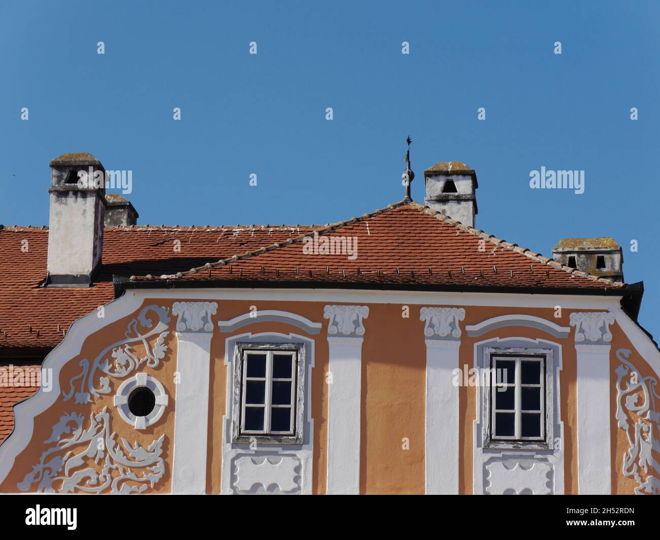 Gros plan de maison rose et blanche, ornée et élégante, Sibiu, Roumanie Banque D'Images