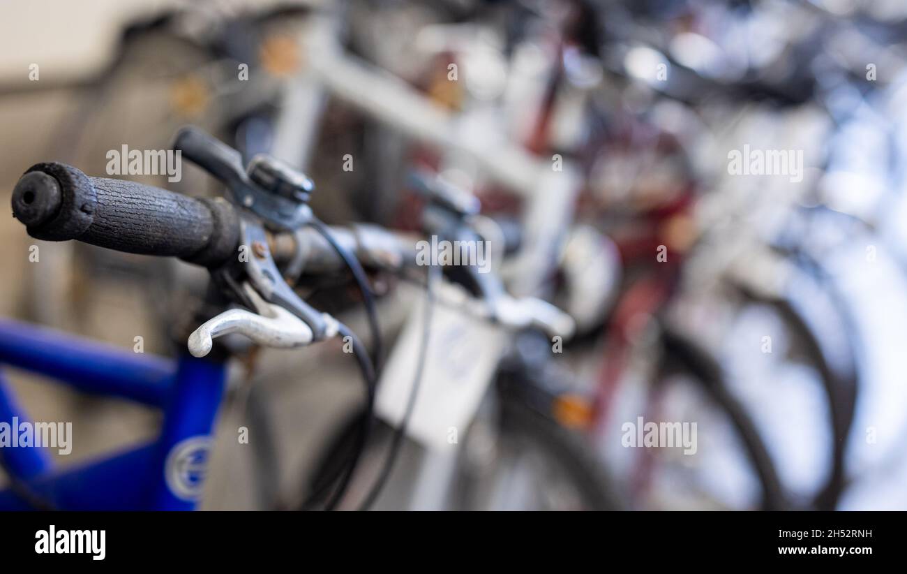 Hellendorf, Allemagne.06e novembre 2021.Les vélos trouvés sont mis aux enchères sur le terrain d'un chantier de construction dans la municipalité de Wedemark dans la région de Hanovre.Les bicyclettes qui ont été remises au bureau des biens perdus et qui n'ont pas été collectées par un propriétaire sont mises aux enchères.Credit: Moritz Frankenberg/dpa/Alay Live News Banque D'Images