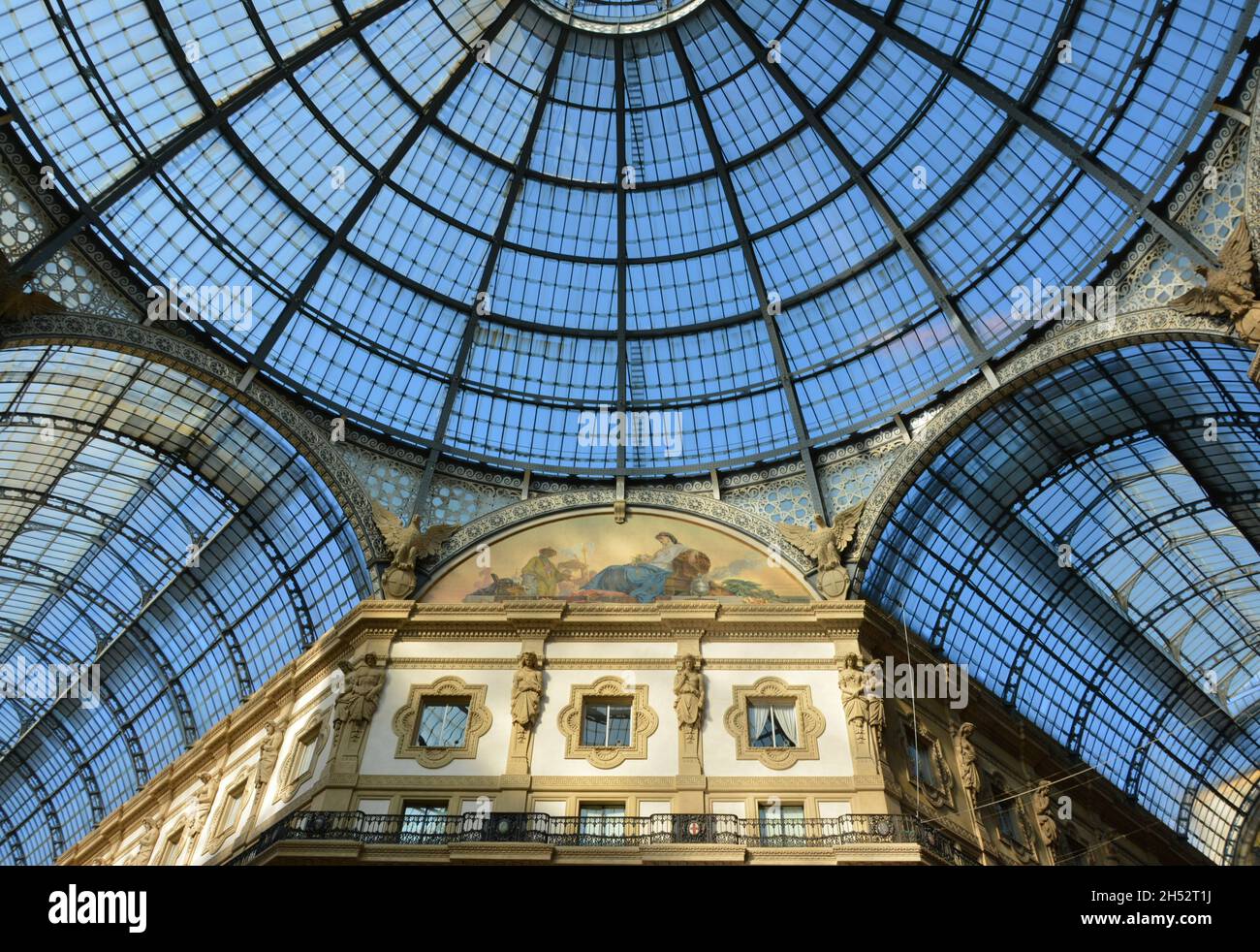 Galerie Vittorio Emanuele II à Milan, Italie, avec des parties du toit, dôme et peintures murales. Banque D'Images