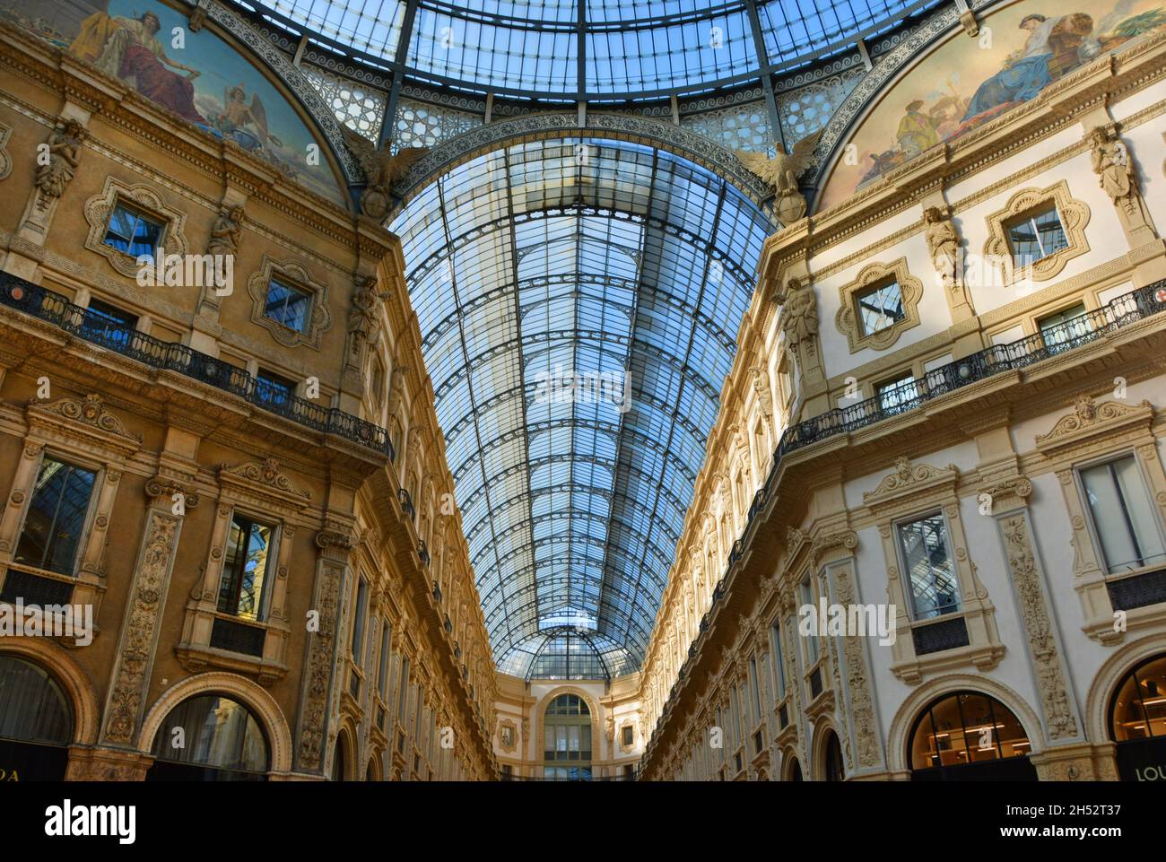 Galerie Vittorio Emanuele II à Milan, Italie, avec des parties du toit, dôme et peintures murales. Banque D'Images