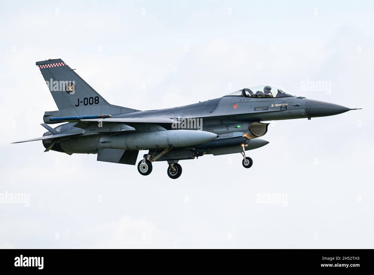 Un avion de chasse F-16 Fighting Falcon de la Royal Netherlands Air Force est prêt pour le décollage de la base aérienne de Volkel. Banque D'Images