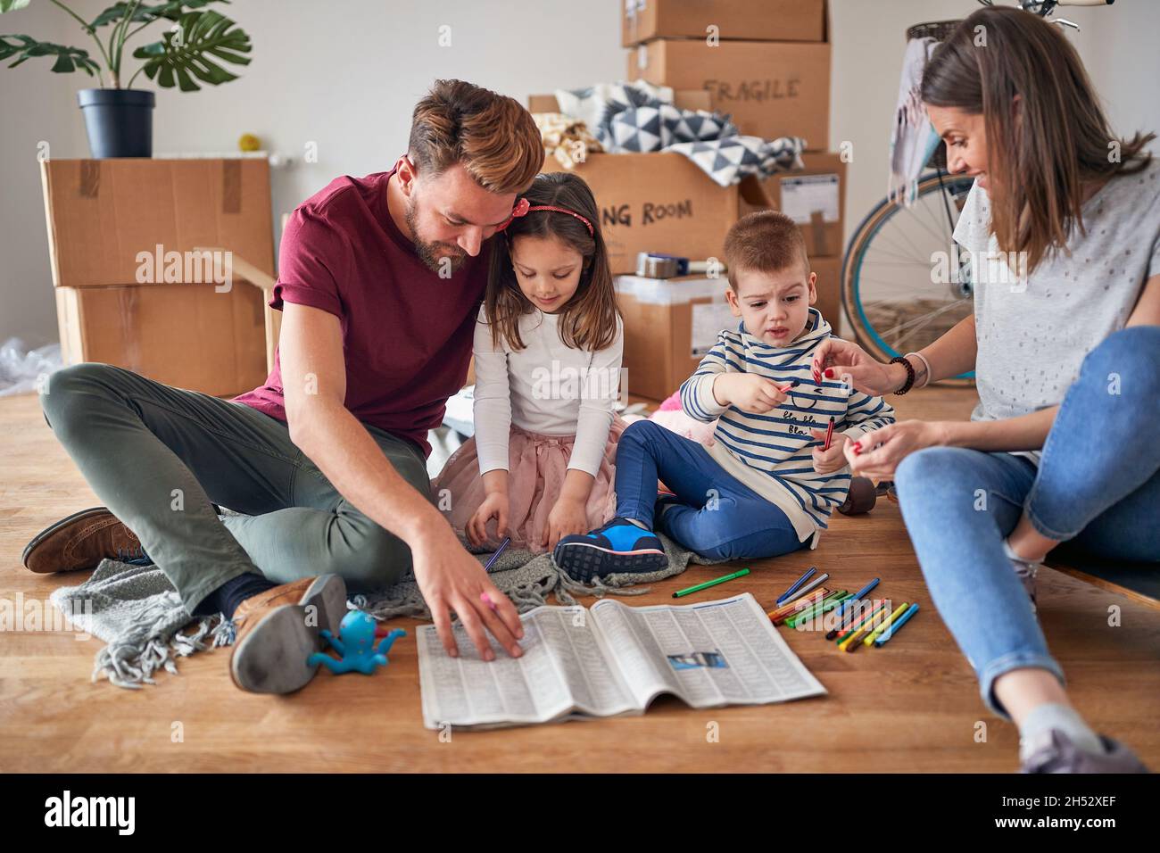 Famille caucasienne avec deux enfants qui déménage à un nouvel endroit Banque D'Images