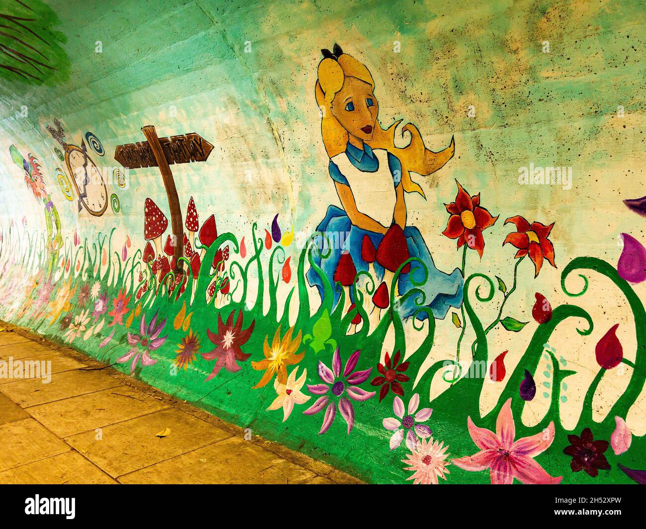 Métro piéton peint à Latchford, Cheshire, représentant Alice au pays